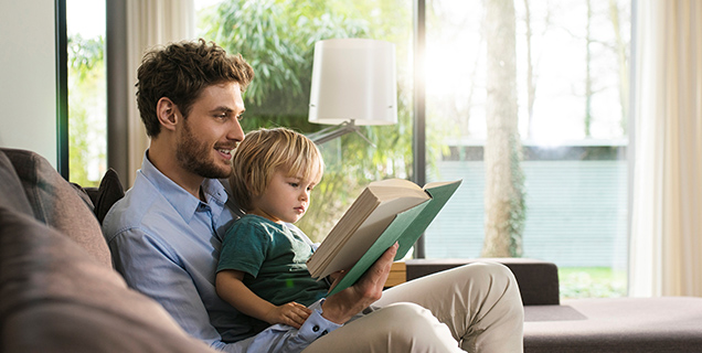 Mutter wird vom kleinen Sohn umarmt